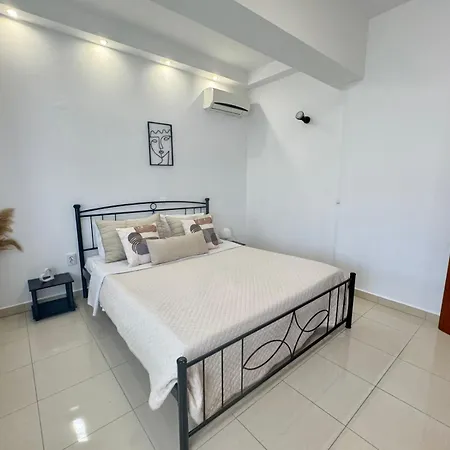 Papas House 3 Near Faliraki Daire *